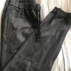 Suede jogger by Vince!